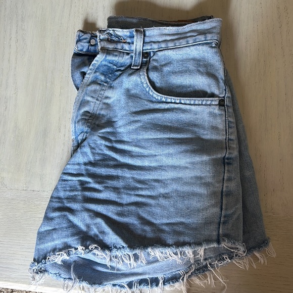 Light Boyfriend style jean shorts with frayed/rolled bottoms - Picture 2 of 7